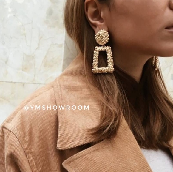 Gold statement earrings - Picture 3 of 5